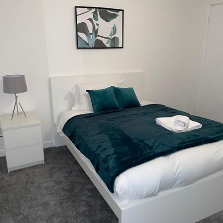 Modern 2 Bed House Cannock Perfect For Contractors Business Travellers Short Stays Driveway For 2 Vehicles Close To M6 M54 I54 A5 A38 Mcarthur Glen Designer Outlet Exteriér fotografie