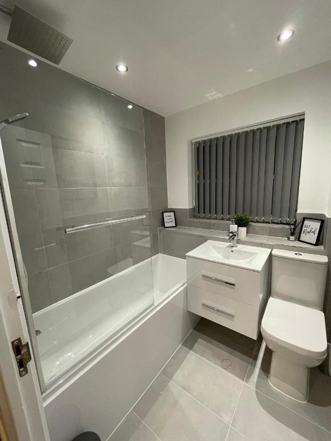 Modern 2 Bed House Cannock Perfect For Contractors Business Travellers Short Stays Driveway For 2 Vehicles Close To M6 M54 I54 A5 A38 Mcarthur Glen Designer Outlet Exteriér fotografie