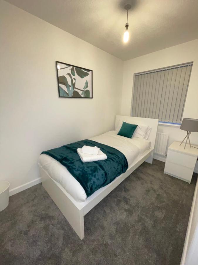 Modern 2 Bed House Cannock Perfect For Contractors Business Travellers Short Stays Driveway For 2 Vehicles Close To M6 M54 I54 A5 A38 Mcarthur Glen Designer Outlet Exteriér fotografie