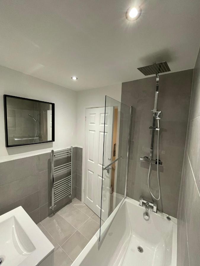 Modern 2 Bed House Cannock Perfect For Contractors Business Travellers Short Stays Driveway For 2 Vehicles Close To M6 M54 I54 A5 A38 Mcarthur Glen Designer Outlet Exteriér fotografie