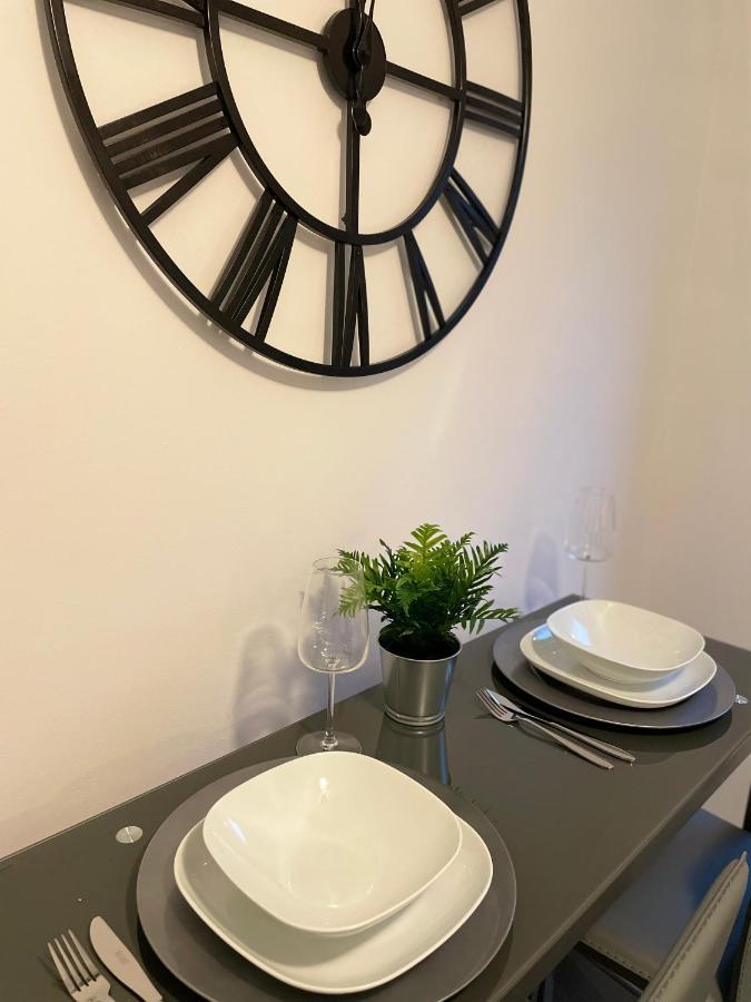 Modern 2 Bed House Cannock Perfect For Contractors Business Travellers Short Stays Driveway For 2 Vehicles Close To M6 M54 I54 A5 A38 Mcarthur Glen Designer Outlet Exteriér fotografie