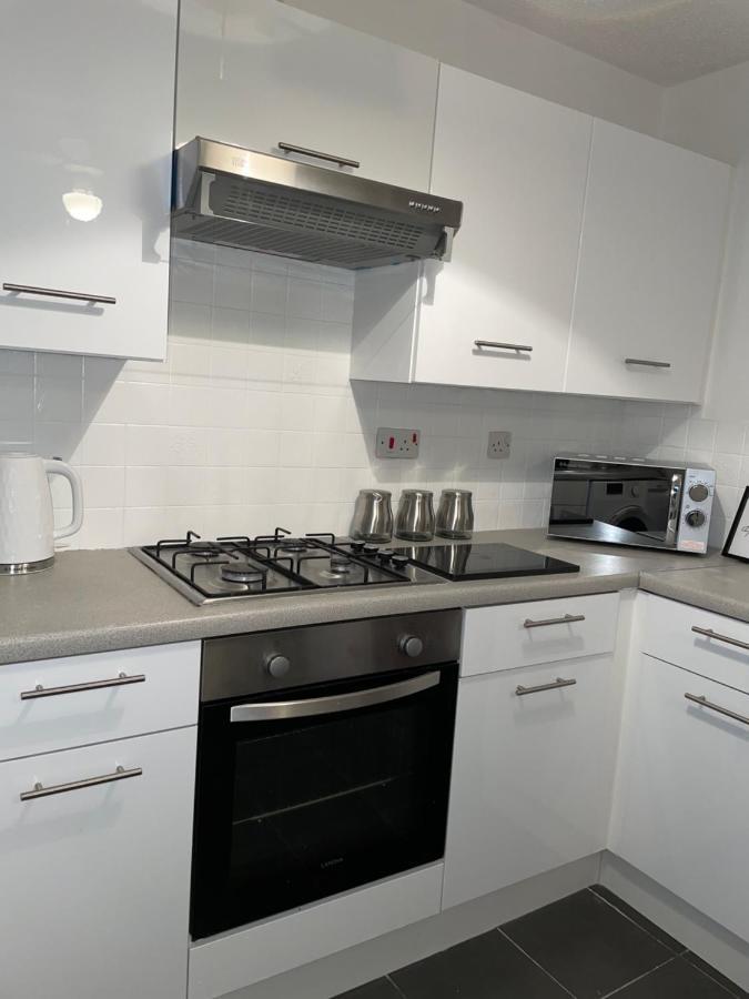 Modern 2 Bed House Cannock Perfect For Contractors Business Travellers Short Stays Driveway For 2 Vehicles Close To M6 M54 I54 A5 A38 Mcarthur Glen Designer Outlet Exteriér fotografie