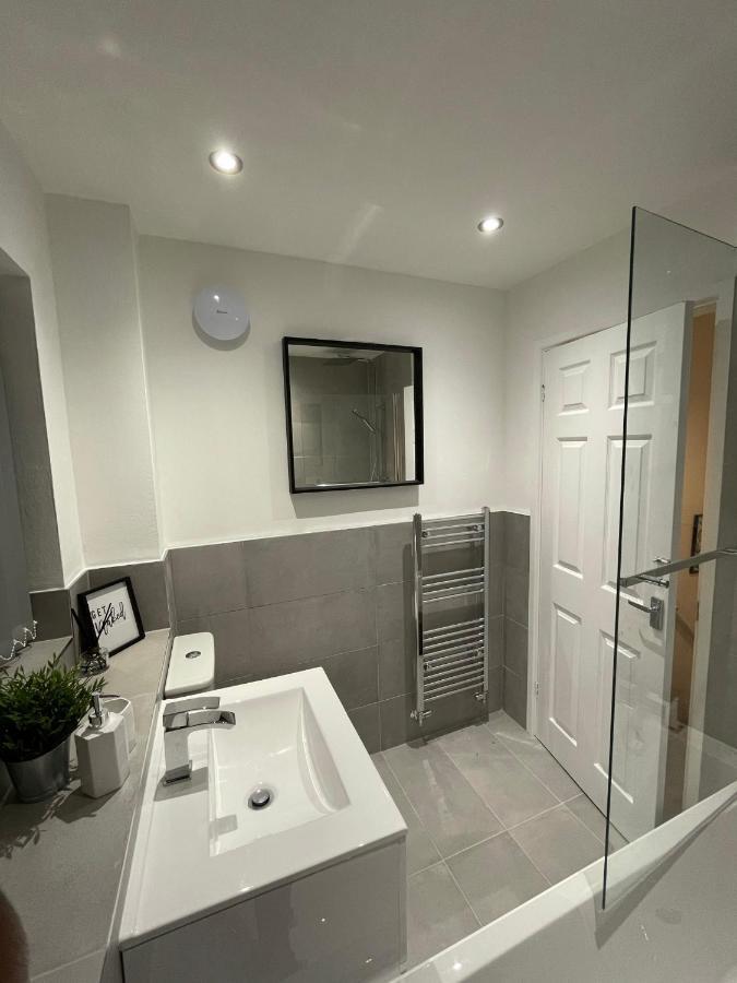 Modern 2 Bed House Cannock Perfect For Contractors Business Travellers Short Stays Driveway For 2 Vehicles Close To M6 M54 I54 A5 A38 Mcarthur Glen Designer Outlet Exteriér fotografie