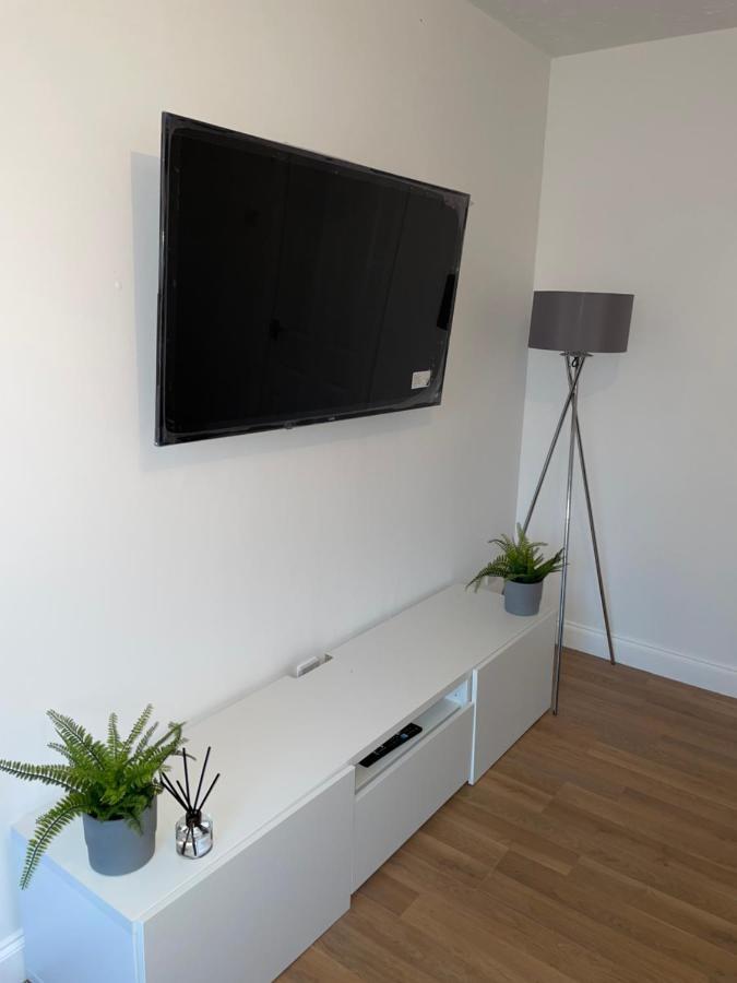 Modern 2 Bed House Cannock Perfect For Contractors Business Travellers Short Stays Driveway For 2 Vehicles Close To M6 M54 I54 A5 A38 Mcarthur Glen Designer Outlet Exteriér fotografie