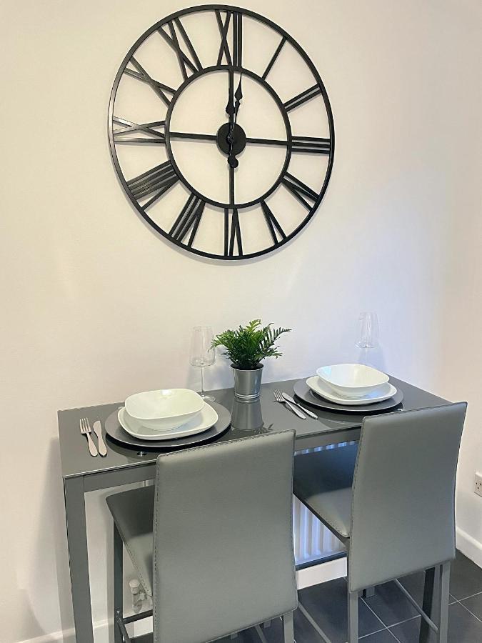 Modern 2 Bed House Cannock Perfect For Contractors Business Travellers Short Stays Driveway For 2 Vehicles Close To M6 M54 I54 A5 A38 Mcarthur Glen Designer Outlet Exteriér fotografie